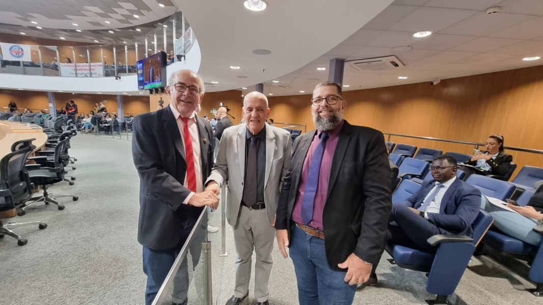 Da esquerda para a direita, o deputado estadual Mauro Rubem, o Diretor-Secretário, Mauro Rogério Martins, e o assessor técnico, Diovany Morelly. 